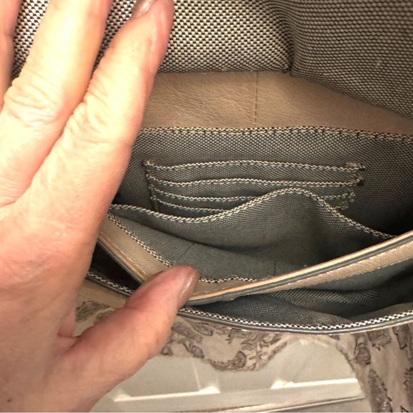 Women Vince Camuto Elegant Tan Leather Shoulder Bag - Picture 8 of 10